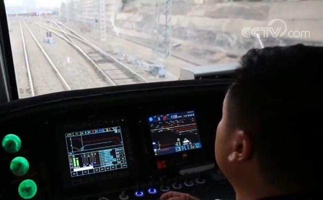 首列智能驾驶重载列车正式开行 装载煤炭超万吨