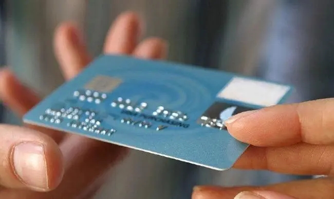 信用卡锁卡后还会产生年费吗？看实际情况而定